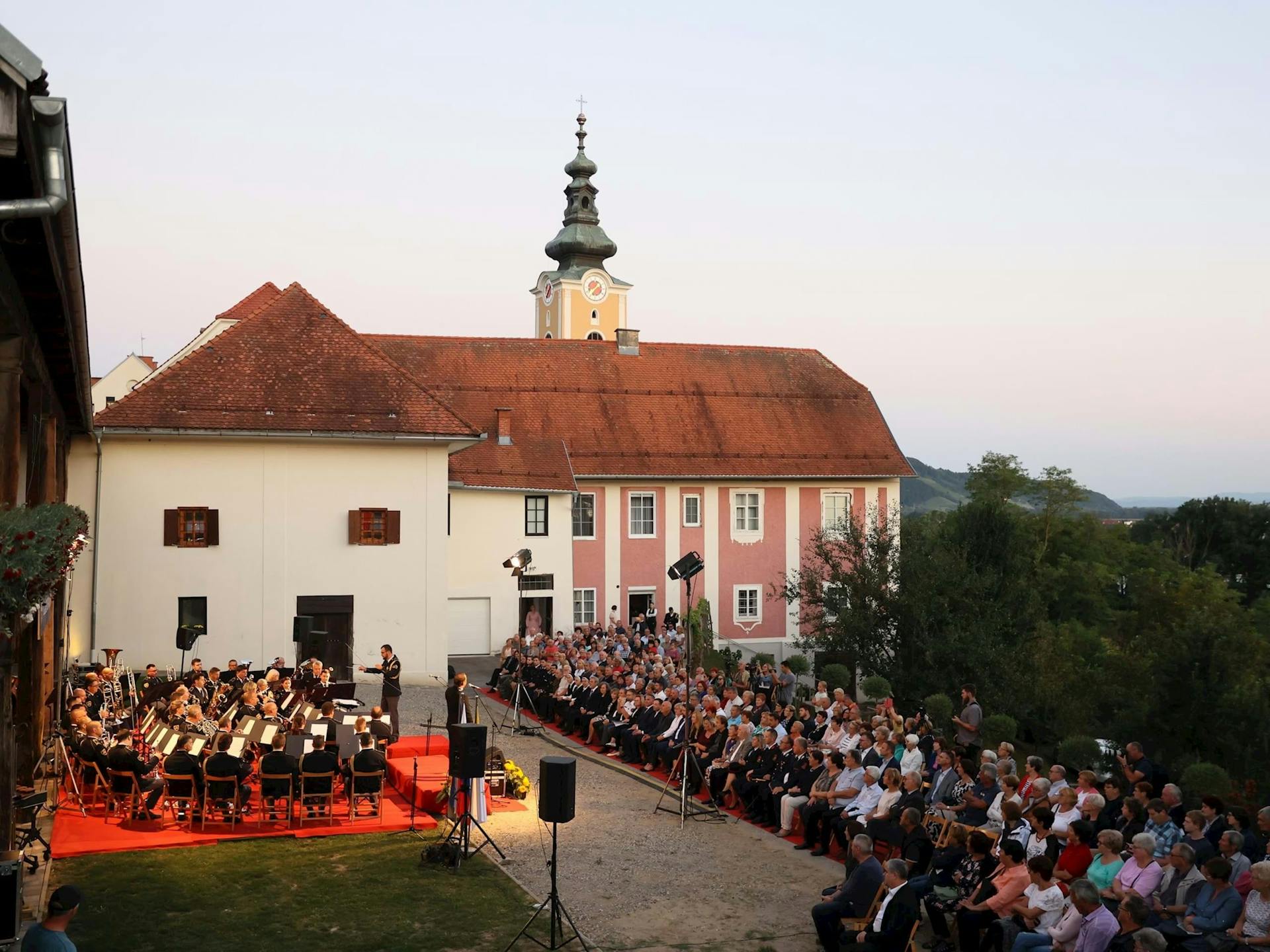 glaserjeva-ploscad-visit-maribor-pohorje-slovenia-maksimiljan-krautic-zan-kelbic-fotogalerija-zupnije-sv-peter-pri-mariboru-malecnik